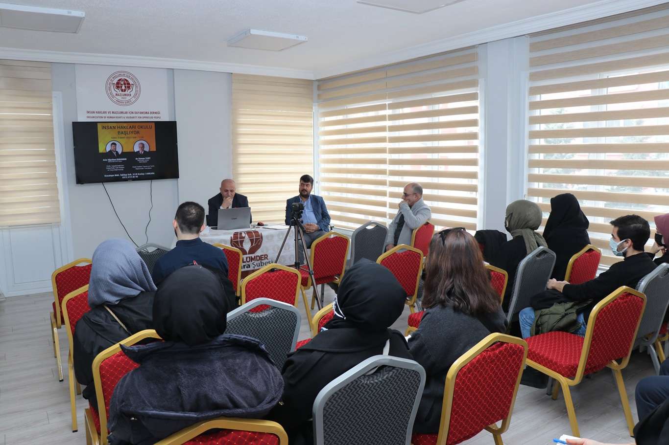 Ankara'da 6 hafta sürecek "İnsan Hakları Okulu" seminerleri başladı Ankara'da 6 hafta sürecek "İnsan Hakları Okulu" seminerleri başladı